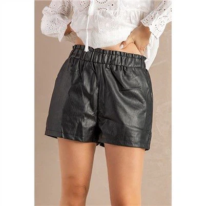 Shorts aus Kunstleder mit Rüschenbund