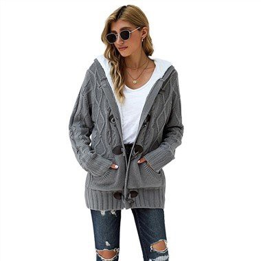 Graue Strickjacke mit Pelzkapuze und Hornknopf